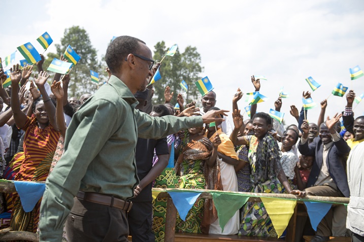 Perezida Kagame yishimira ko uko ageze mu Karere ka Rusizi asanga hari intambwe yisumbuyeho bateye mu iterambere.