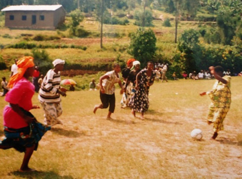 Abagore barimo guconga ruhago ku kibuga cya Rubengera.