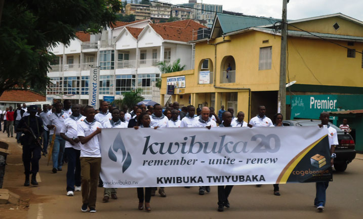 Abakozi ba COGEBANKI babanje gukora urugendo rwo kwibohora, baruhereye mu mujyi wa Kigali bagana ku Gisozi.