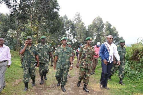 Brig. Gen. Bauma Abamba (iburyo) aherekeje ingabo z'u Rwanda.