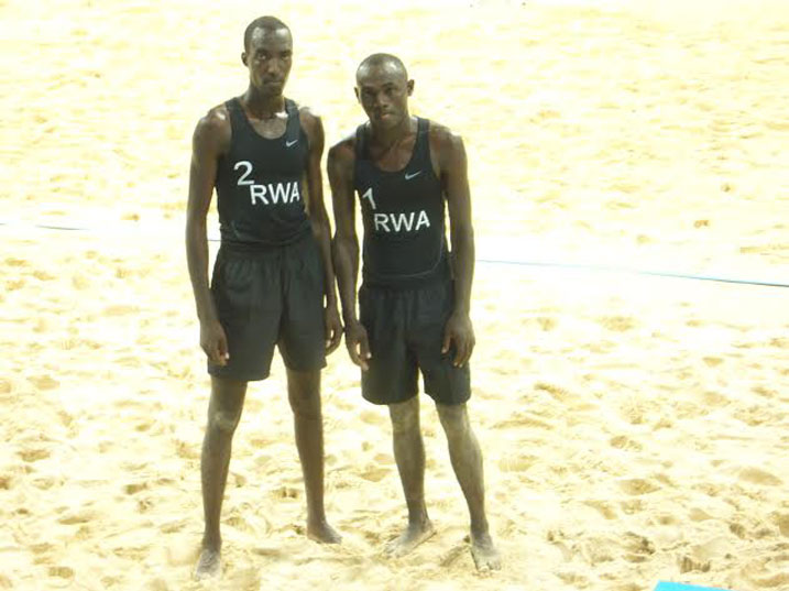 Ndagano Elias na Ndayisabye Sylvestre ntabwo barabasha gutsinda umukino n'umwe muro ' Beach Volleyball' y'abahungu.