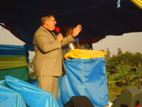 Pastor Rick Warren yasabye Abanyarwanda gukorera ku ntego kandi bagakundana urukundo nk'urw'Imana ibakunda.