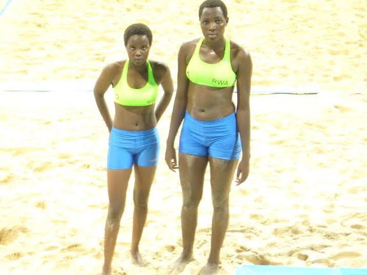 Uwimbabazi Lea na Mukantambara Seraphine bakina 'Beach Volleyball' bamaze gutsinda umukino umwe muri itatu bamaze gukina.