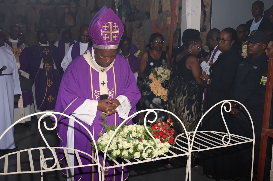 Antoine Cardinal Kambanda ashyira indabo aharuhukiye abiciwe kuri Paruwasi ya Gikondo