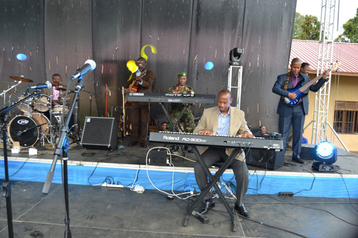 Umunyabanga wa Leta muri MINEDUC, Albert Nsengiyumva na Brig Gen Eric Murokore barimo gucuranga piano.
