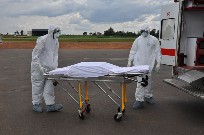 Abashinzwe kurwanya ebola bakiriye uwagizwe umurwayi wa ebola ku kibuga cy'indege i Kigali.
