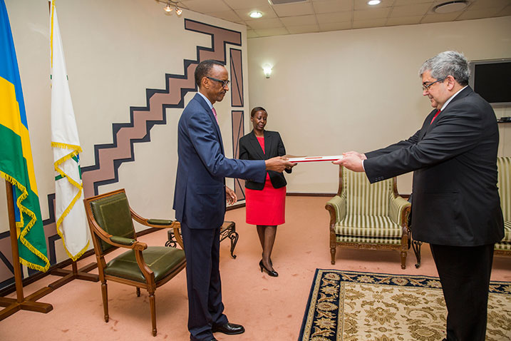 Amb. Mehmet Raif Karaca yashyikirije Perezida Kagame impapuro zimwemerera guhagararira Turukiya mu Rwanda.