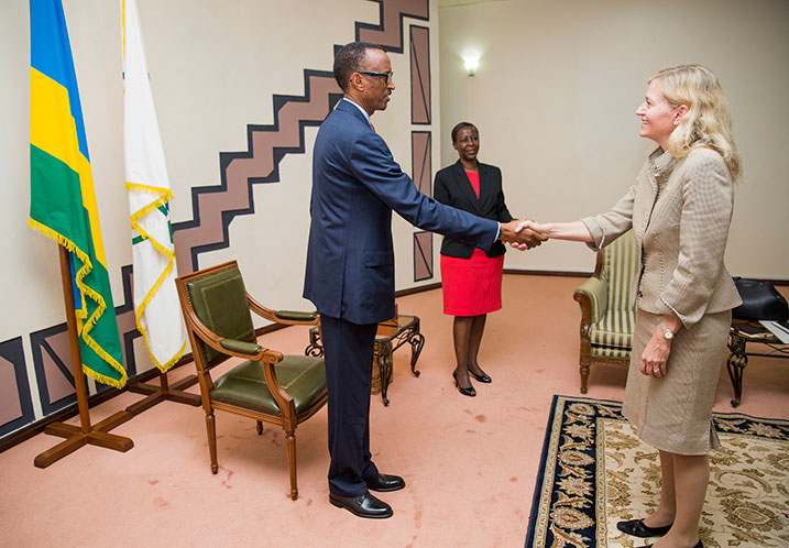 Eric Barks Ruggles ashyikiriza Perezida Kagame ibyangombwa bimwemerera guhagararira igihugu cye mu Rwanda.
