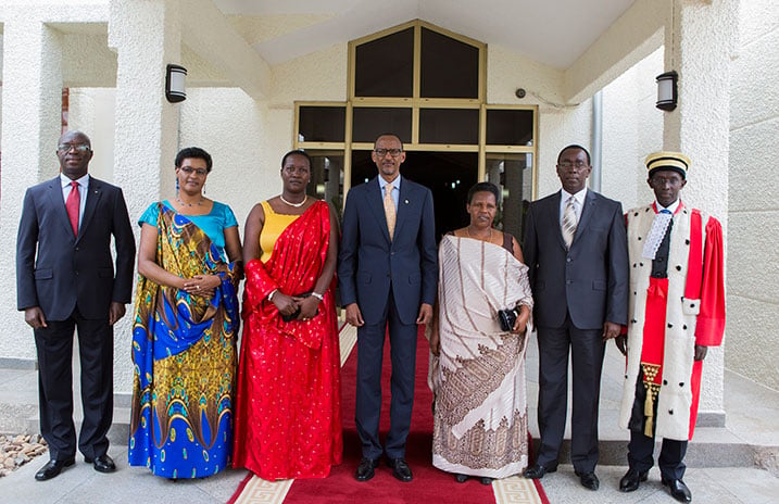 Perezida Kagame yasabye abarahiriye kuzuza inshingano nshya gukorera abanyagihugu batabonye amahirwe uko bikwiye.