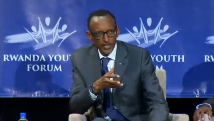 Kagame mu biganiro n'urubyiruko i Dallas muri Texas. Yabasabye kwibuka ko ari Abanyarwanda mu byo bakora byose.