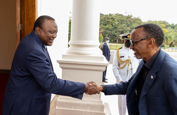 Perezida Kenyatta asuhuzanya na Perezida Kagame 