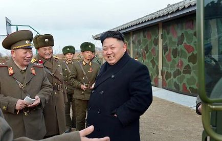 Perezida wa Koreya ya Ruguru, Kim Jong Un (wambaye umukara).