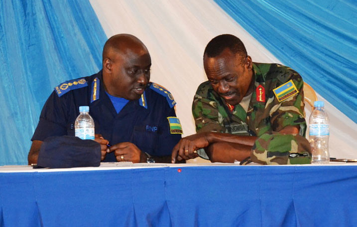 Umuyobozi wa Polisi, IGP Gasana Emmanuel aganira na Lit Gen Fred Ibingira ukuriye Inkeragutabara.