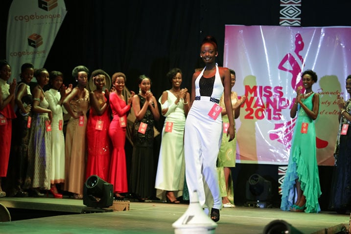 Miss Gasana hamwe na bagenzi be ubwo bahataniraga kuba Miss Rwanda 2015.