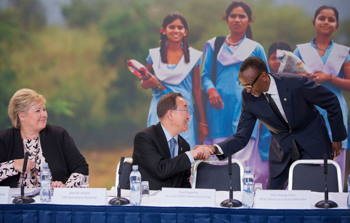 Perezida Kagame akinjirwa mu cyumba cy'inama yabanje gusuhuza abandi bari bayitabiriye.