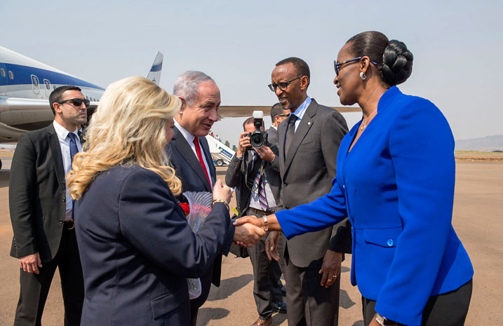 Perezida Kagame na Madamu we bakira Minisitiri w'Intebe wa Israel, Benjamin Netanyahu na Madamu we.
