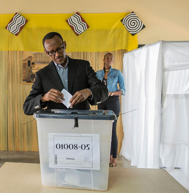 Perezida Paul Kagame atora Referandumu.