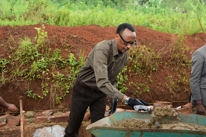 Perezida Kagame yakoranye umuganda n'abaturage b'i Kayonza (Photo Plaisir Muzogeye)