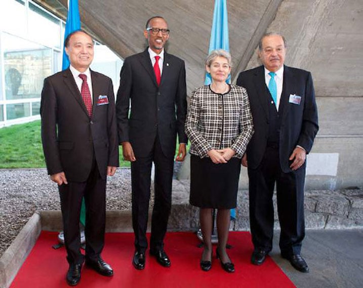 Perezida Kagame na Carlos Slim (uheruka iburyo) bashimiwe na UNESCO ku ruhare rukomeye bagaragaza mu iterambere ry'koranabuhanga./Foto:Urugwiro.