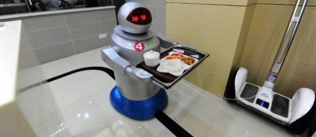 Robot izanira ibyo kurya abakiriya muri resitora ya Song Yugang.
