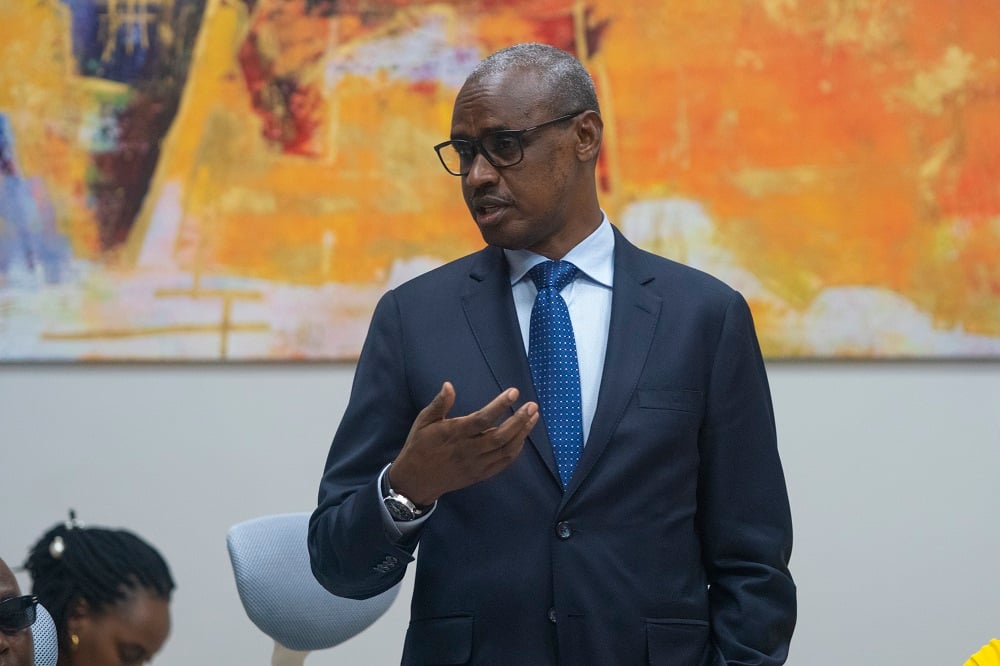 Ambasaderi CG Dan Munyuza yasabye amakipe ahagarariye u Rwanda kwitwara neza
