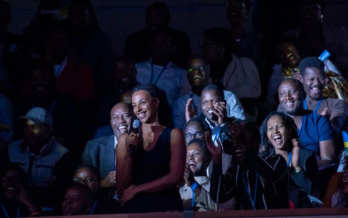 Rachel (ufite indangururamajwi) yishimiye igisubizo yahawe na Perezida Kagame