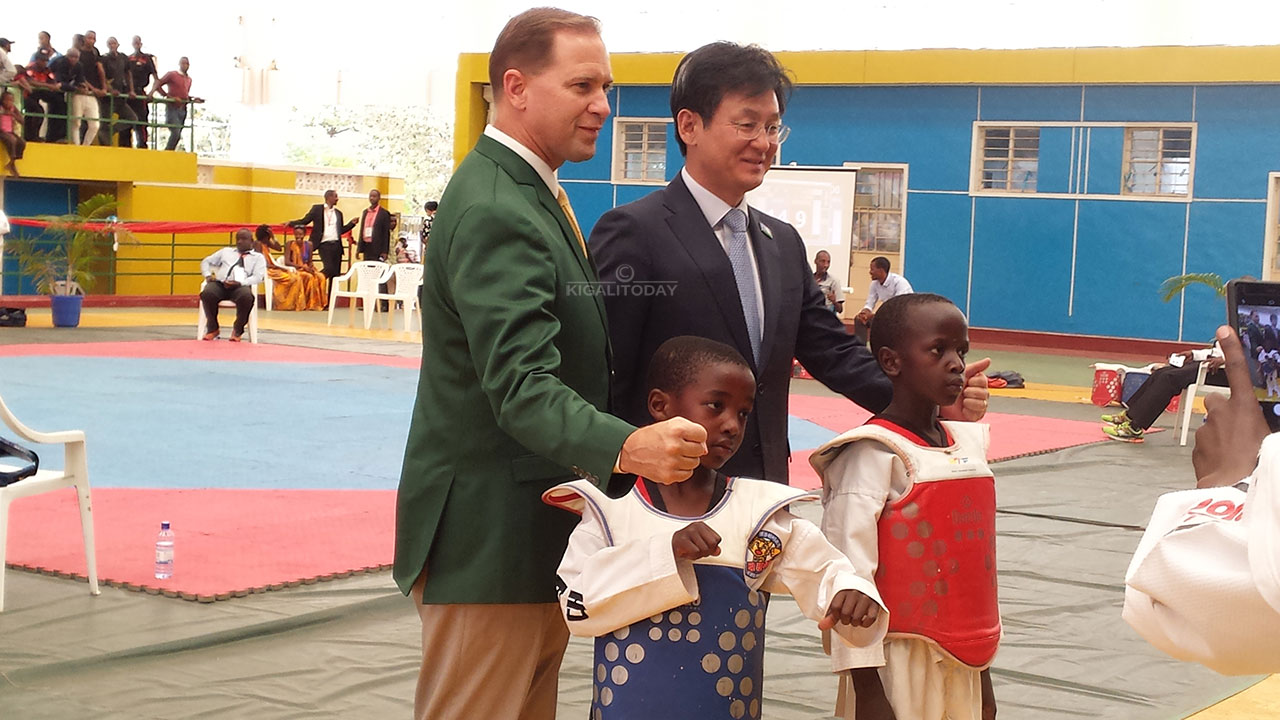 Ambasaderi wa Korea mu Rwanda na Martin Koonce ufasha TaeKwondo mu Rwanda bifotozanyije n