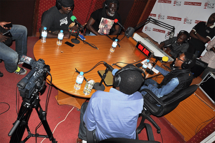 Tiken Jah Fakoly (Doumbia Moussa Fakoly) muri studio n'abanyamakuru ba KT Radio ubwo bari bari mu kiganiro.