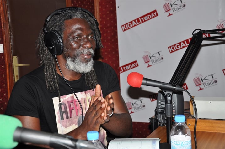 Tiken Jah Fakoly (Doumbia Moussa Fakoly) muri studio ya KT Radio.
