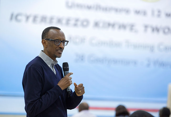 Perezida Kagame yabwiye abari mu Mwiherero ko bitumvikana ukuntu baganira ku kintu kimwe imyaka itanu igashira.