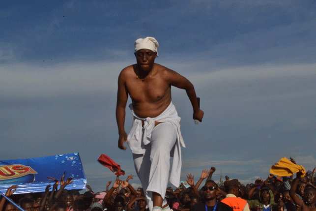 Abandi baza gushaka mu Muziki ibyo kurya ngo bazane akabiri ariko njye narihaye