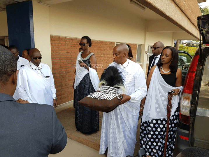 Abagize Umuryango we bitwaje ikamba rigaragaza ko bagiye gutabariza Umwami 