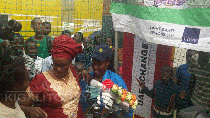 Akimara gusoza amasaha 26 yahawe indabo zo kumugaragariza ibyishimo