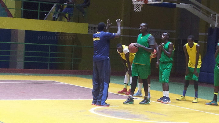 Umutoza ari guha Inama abakinnyi mu myitozo