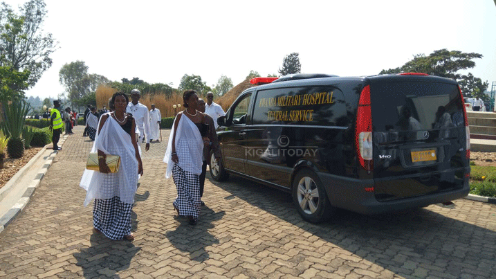 Yaherekejwe n'ababyeyi bambaye imikenyero y'umweru