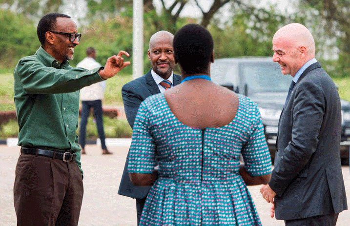 Perezida Kagame ari kumwe na Minisitiri wa Siporo n'umuco Uwacu Julienne baganira na Gianni Infantino