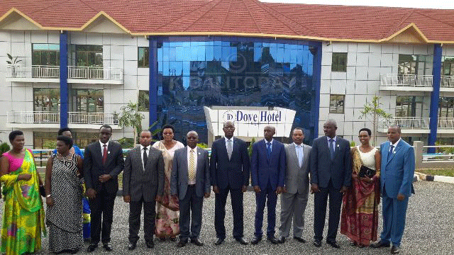 Bafashe ifoto y'urwibutso nyuma y'umuhango wo gutaha iyi hoteli