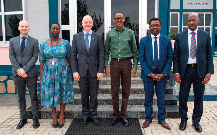 Nyuma y'ikiganiro Perezida Kagame yagiranye n'Umuyobozi wa FIFA bafashe ifoto y'Urwibutso