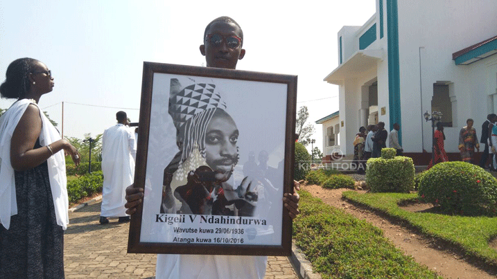 Umwe mu bato bo mu muryango we yitwaje ifoto ya Kigeli V ndahindurwa