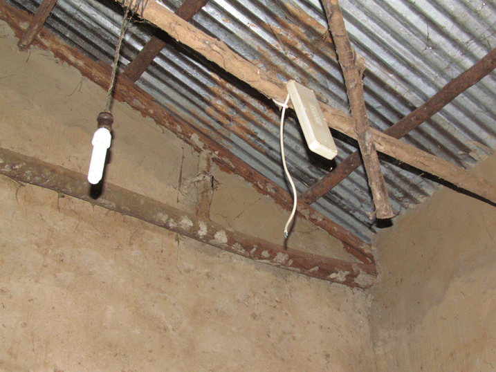 Aha ni ho bivugwa ko uyu mugabo yimanitse. Umugozi bawuciyemo bamumanura.