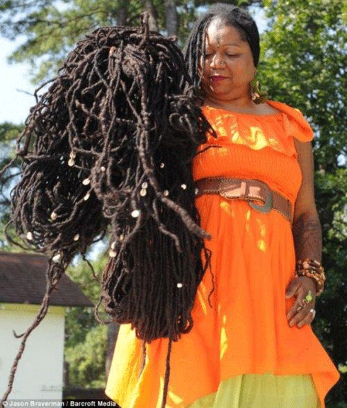 Asha Mandela imisatsi ye ayitwara mu ntoki.