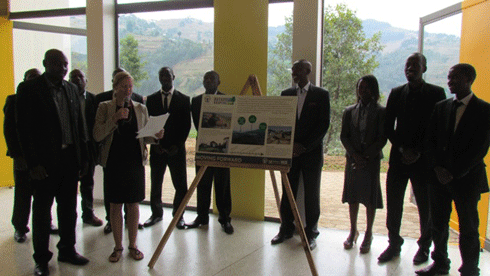 Bamwe mu bagize MASS Design Group yubatse icyo kigo kivura kanseri.