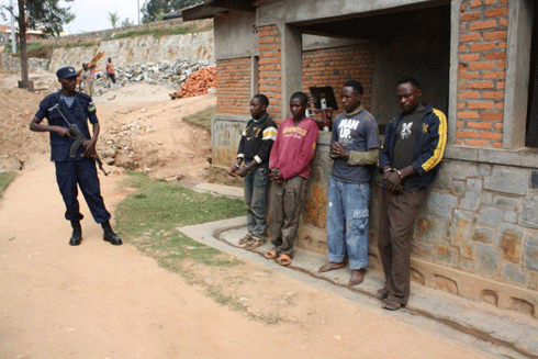 Babiri (iburyo) bemera icyaha naho abandi (ibumoso) bakagihakana.