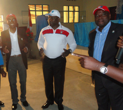 Na minisitiri w'Intebe yacinye akadiho n'abandi bayobozi bishimira intera nziza bagejejweho na FPR