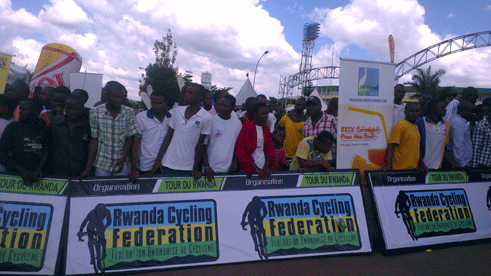 Abafana n'abareba irushanwa bisanzwe bari benshi ku mihanda abasiganwa banyuzemo.