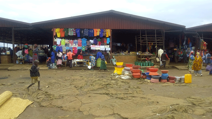 Abacururiza ahadatwikiriye mu isoko rya Rugarama barasaba kubakirwa