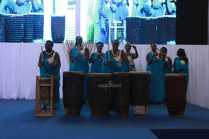 Abakobwa bagaragaje ko bashoboye no kuvuza ingoma