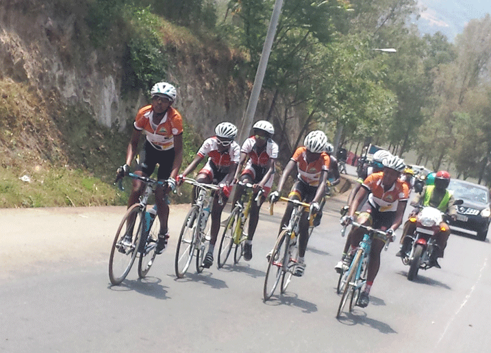 Abakobwa bitabiriye iri rushannwa bahereye ku giti cy'Inyoni bagana mu Karere ka Muhanga