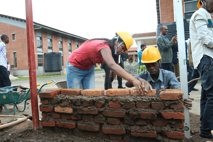 Abakobwa na bo ntibagitinya imirimo yitwaga ko ari iy'abagabo
