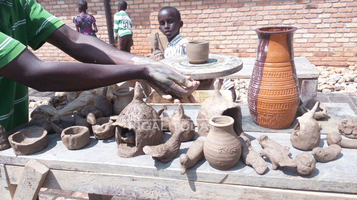 Abana bigishwa no kubumba